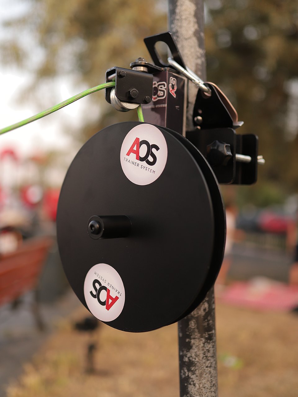 AOS D Pulley Taşınabilir Flywheel Makara Sistemi 3 Ağaç gövdesine takılı AOS D Pulley flywheel makara