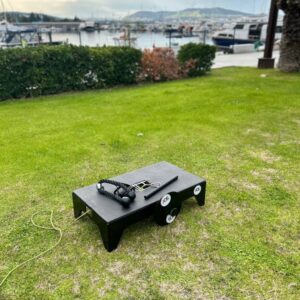 AOS Eco Pro Flywheel (Isoinertial) Antrenman ve Rehabilitasyon Sistemi 23 Çim alanda portatif AOS Eco Pro flywheel cihazı
