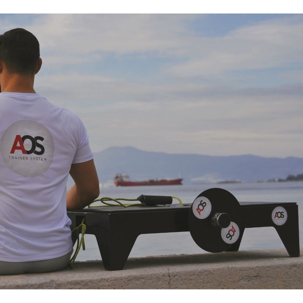 AOS Eco Pro Flywheel (Isoinertial) Antrenman ve Rehabilitasyon Sistemi 6 Deniz kenarında AOS Eco Pro flywheel cihazı ve sporcu