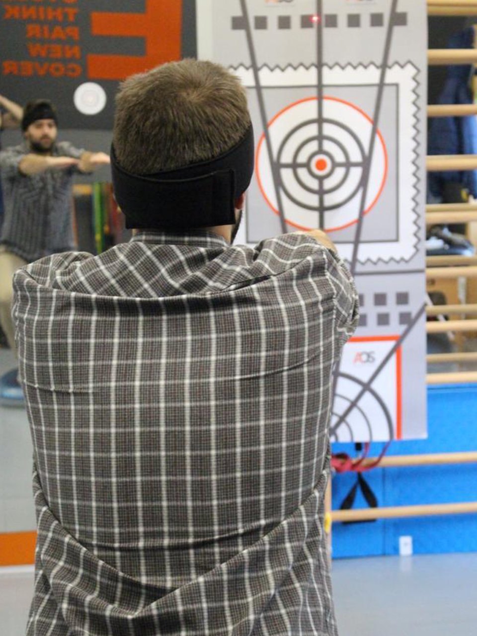 AOS PropPoint Lazerli Propriosepsiyon ve Denge Eğitim Cihazı 6 AOS PropPoint baş bandı ile servikal kontrol egzersizi